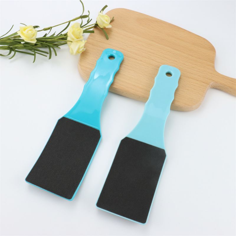 À quoi dois-je prêter attention lors de l'utilisation d'un fichier de pied en plastique?