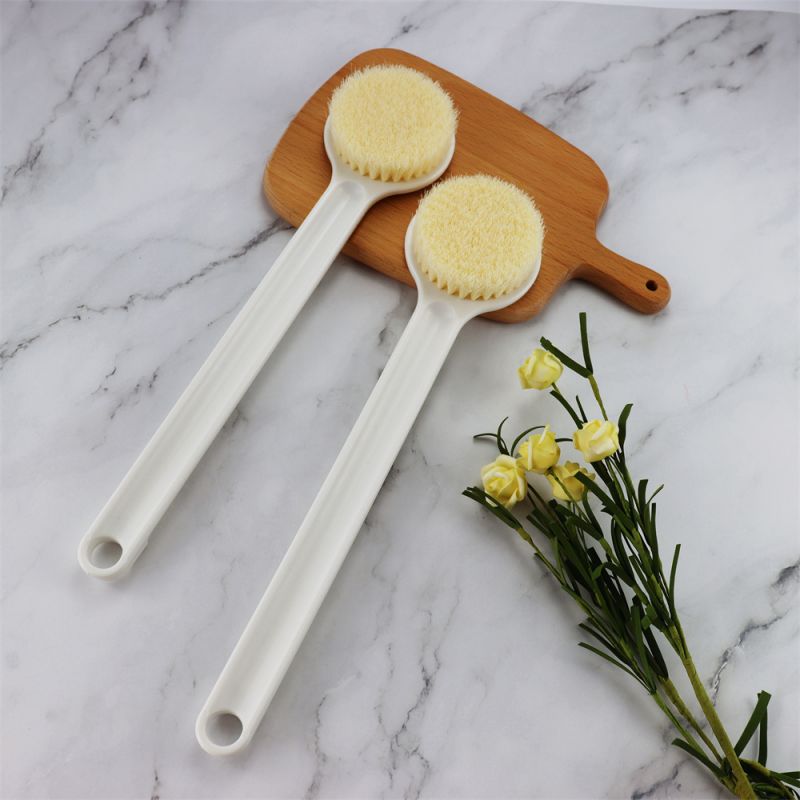 À quoi dois-je prêter attention lors de l'utilisation d'une brosse corporelle en plastique?